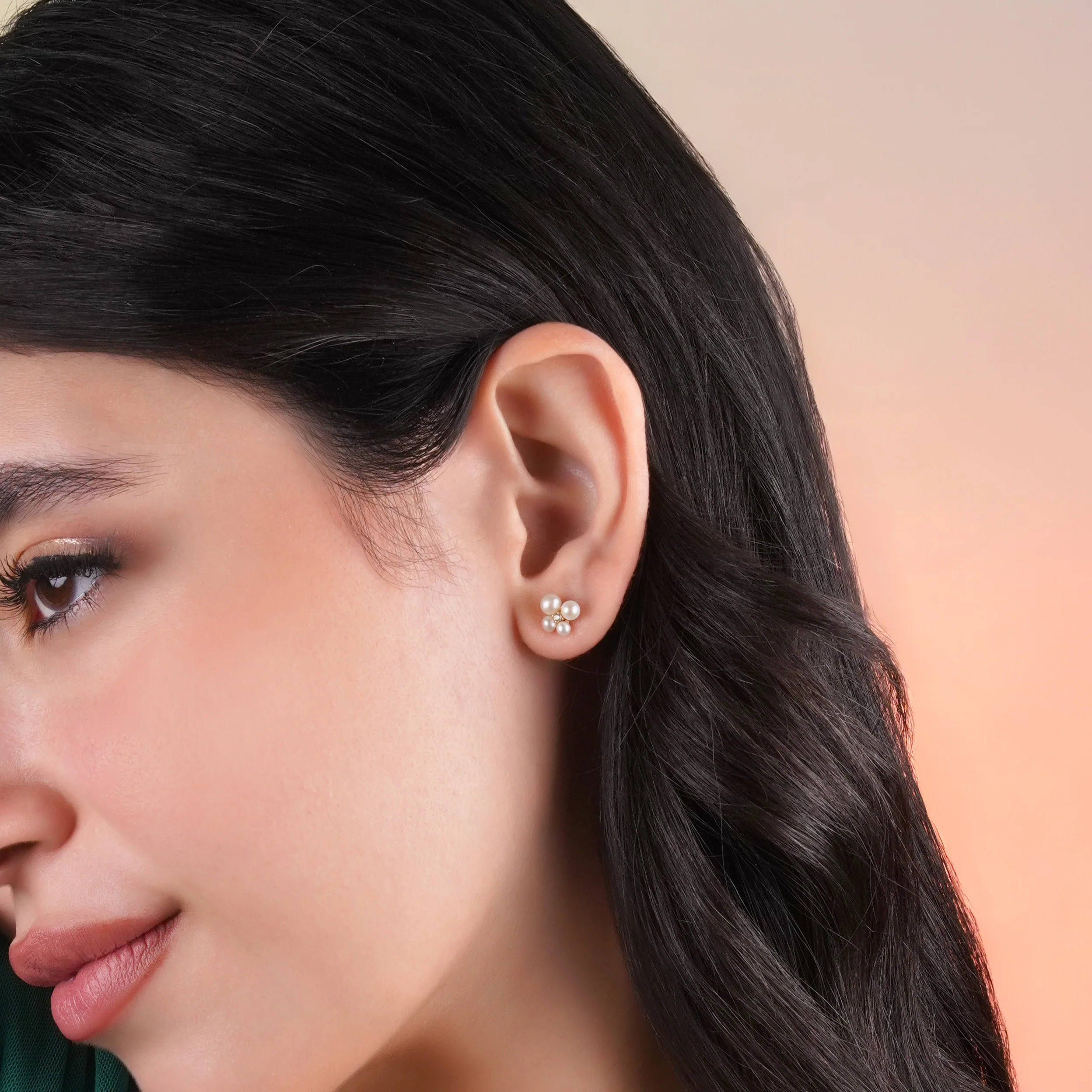 18k yellow gold pair of earrings decorated by a single zircon stone in the centre surrounded by different sizes of pearls - Image 2