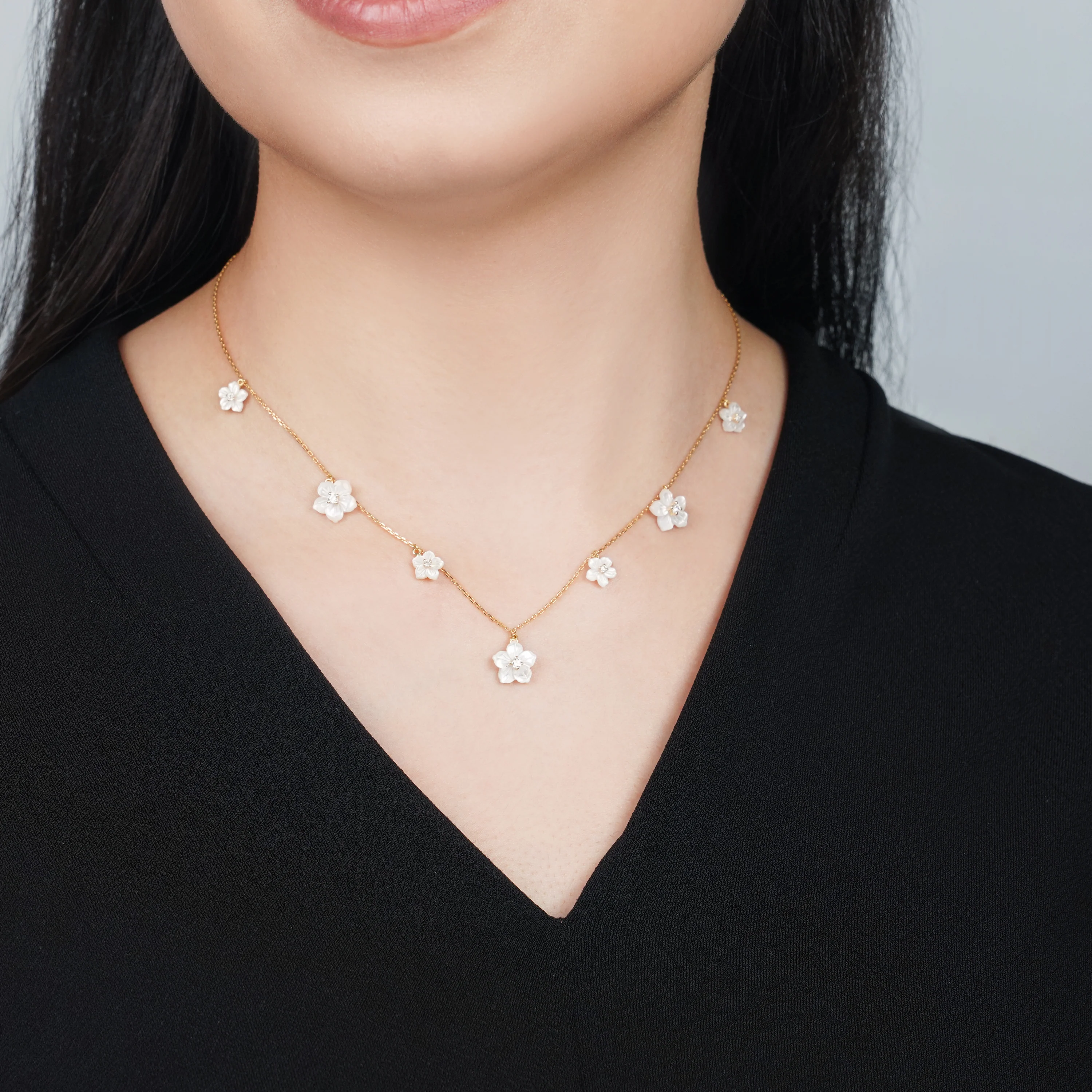 18K Gold Necklace Mother of Pearl Flower Design & Zircon Stones - Image 3