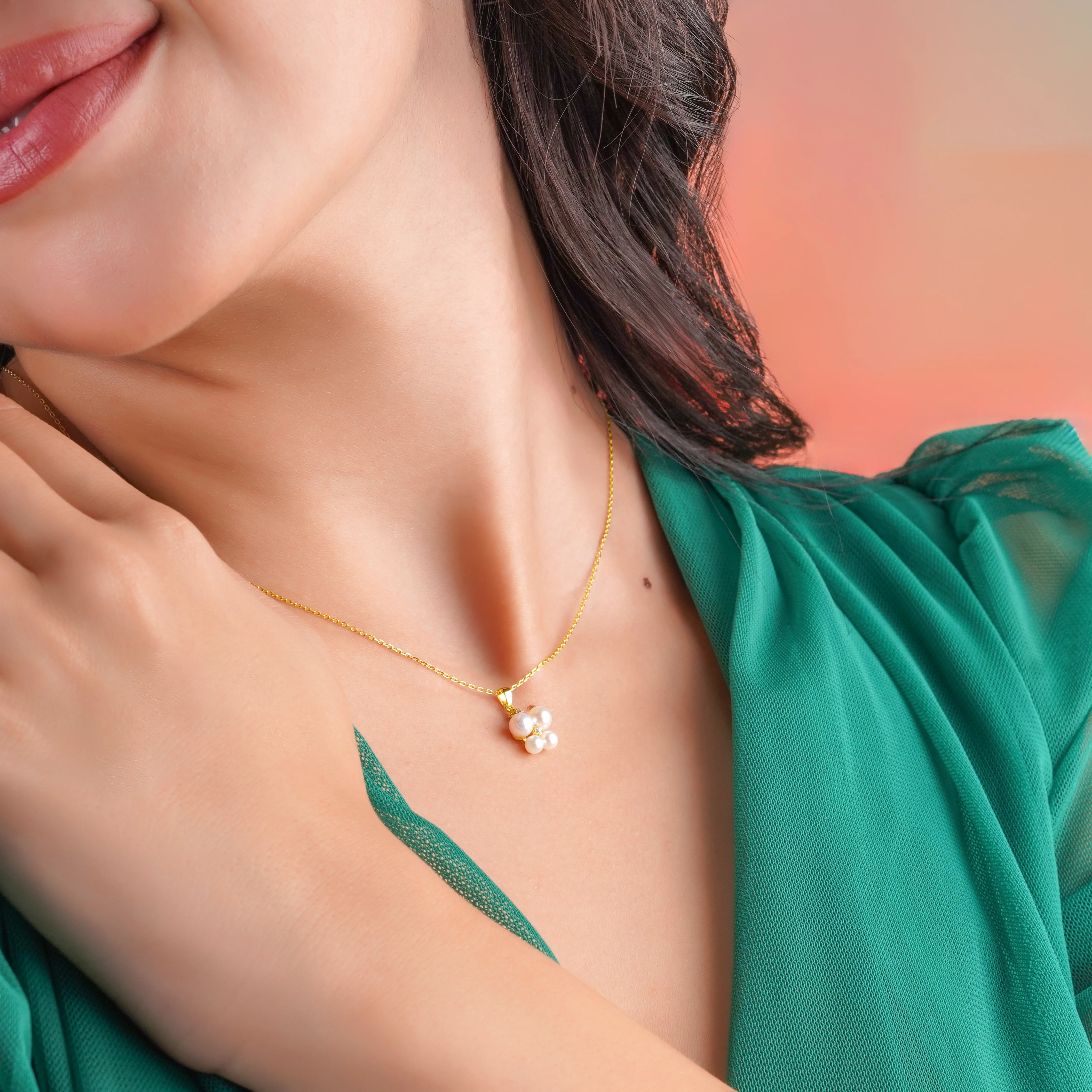 18k yellow gold necklace decorated by a single zircon stone in the centre surrounded by different sizes of pearls - Image 3