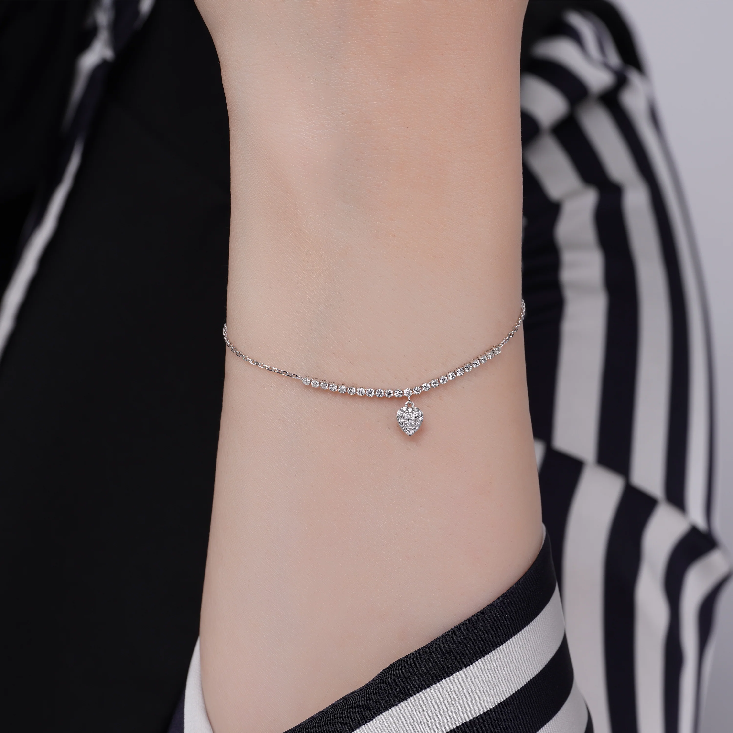 18k white gold adjustable bracelet with a dangling heart-shaped pendant decorated with natural diamond stones | Trendy collection - Image 2
