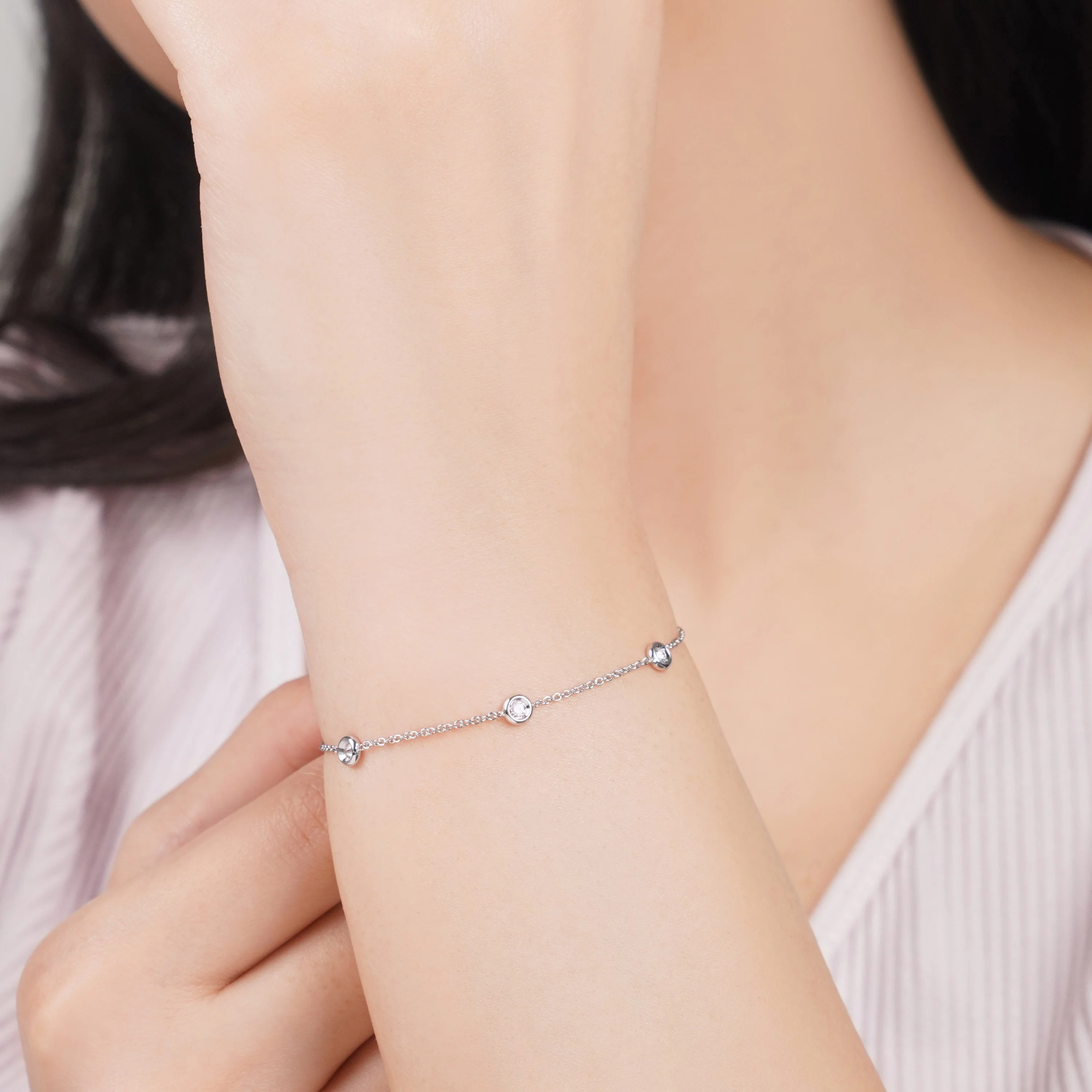 18k white gold bracelet decorated with natural diamond stones - Image 2