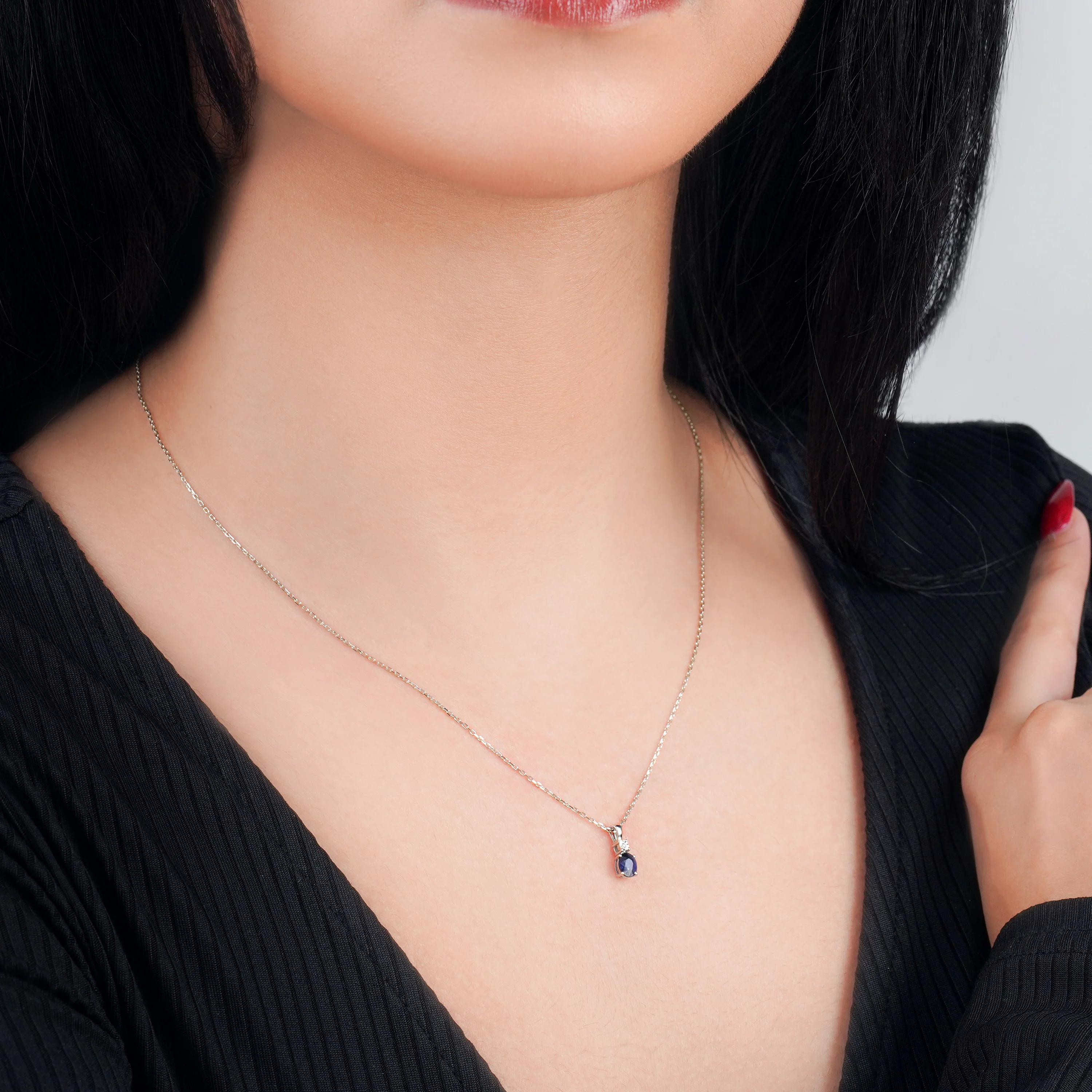 18k White gold chain adorned with natural diamonds and a sapphire pendant | colour classic collection - Image 3