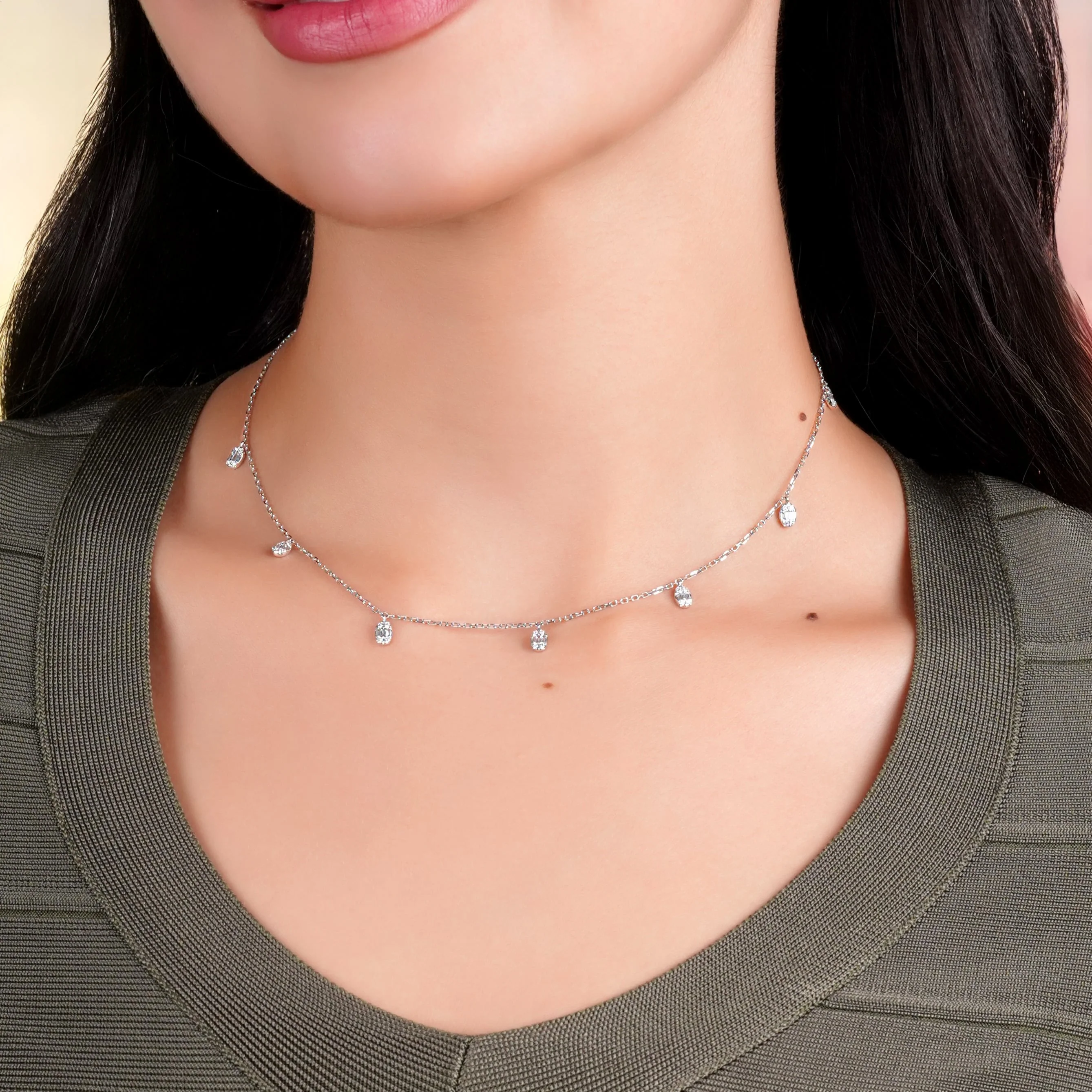 18k white gold choker necklace decorated with natural diamond stones - Image 2
