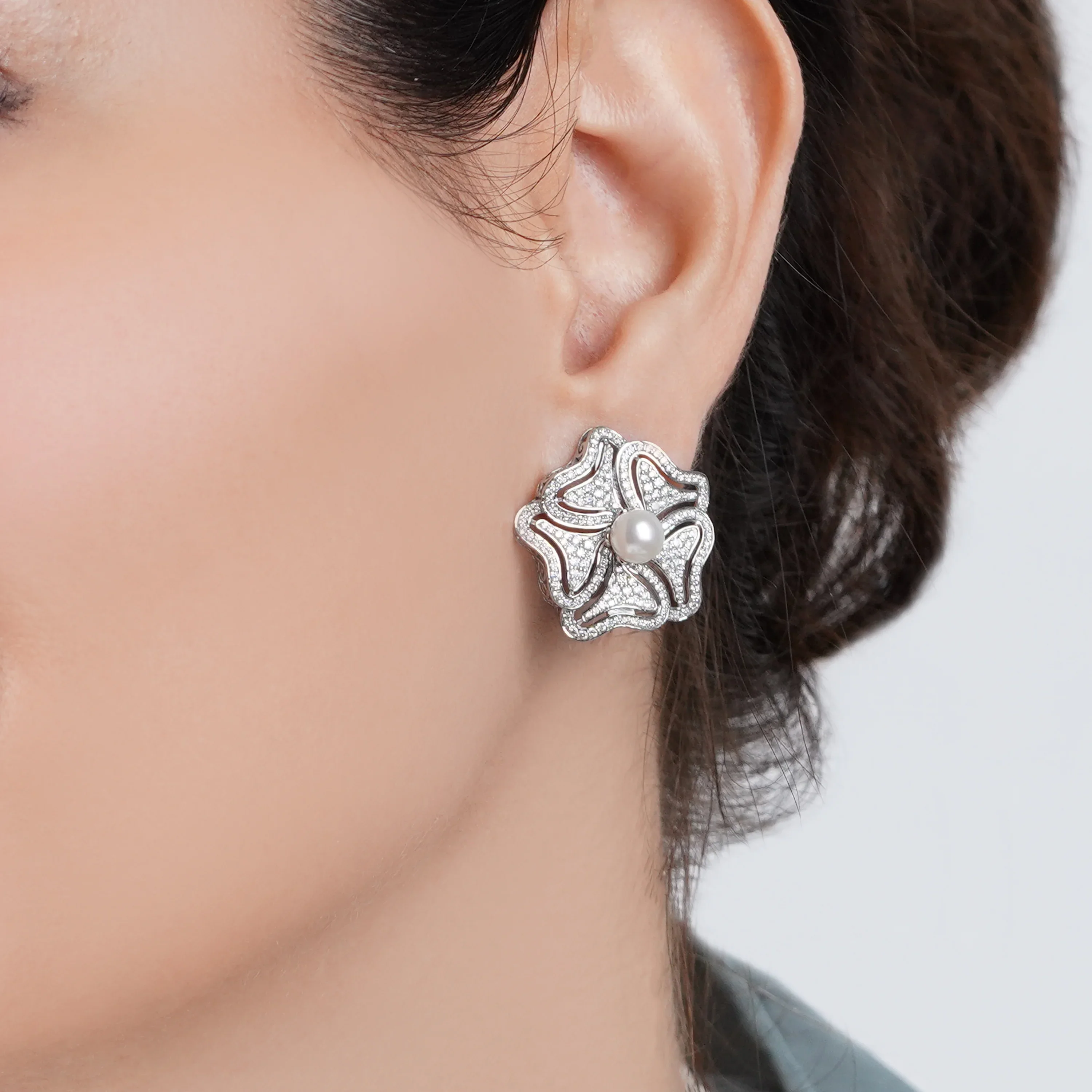 18K White Gold earrings with pearl and natural diamonds - Image 3