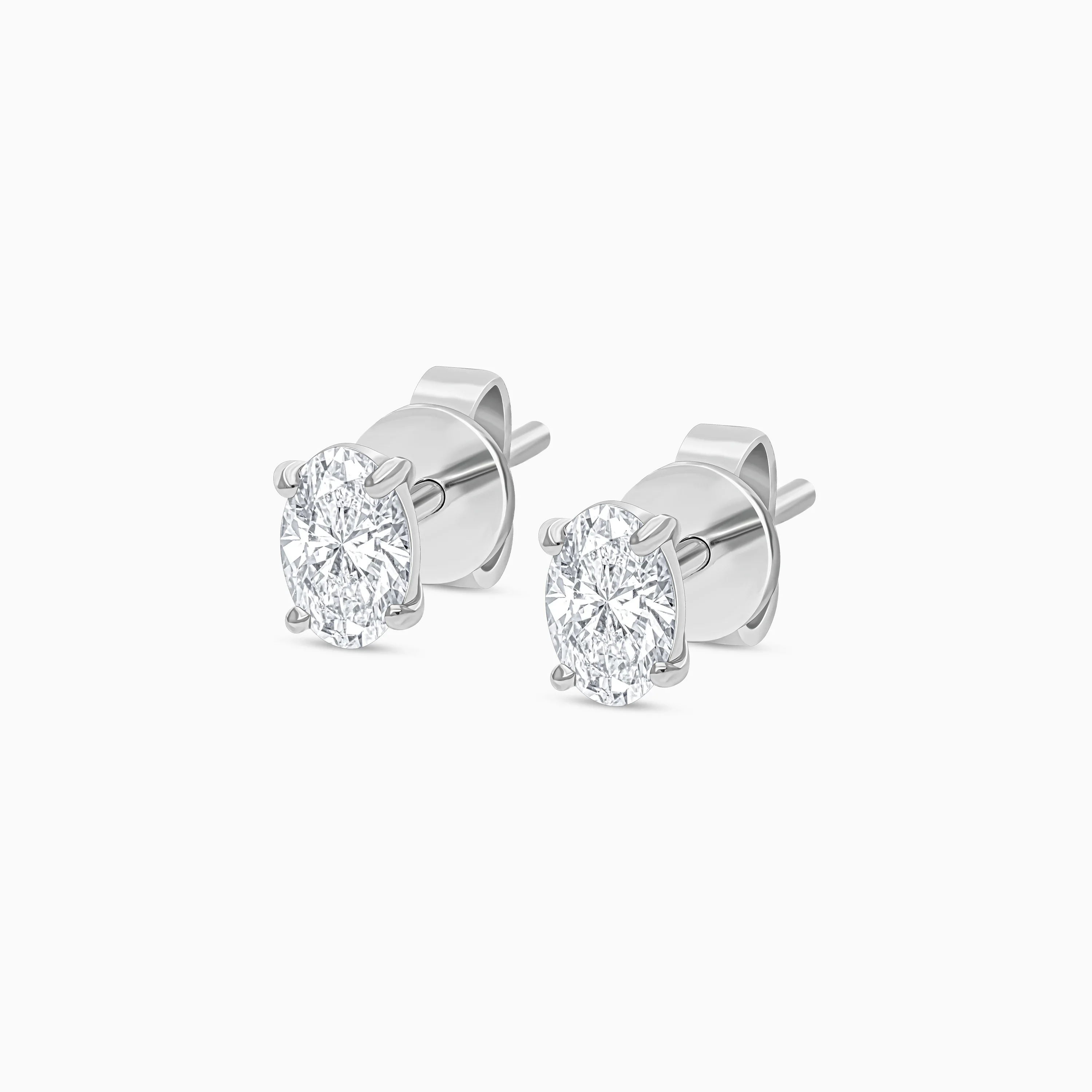 18k white gold pair of earrings  from solitaire collection decorated with an oval cut natural diamond - Image 3