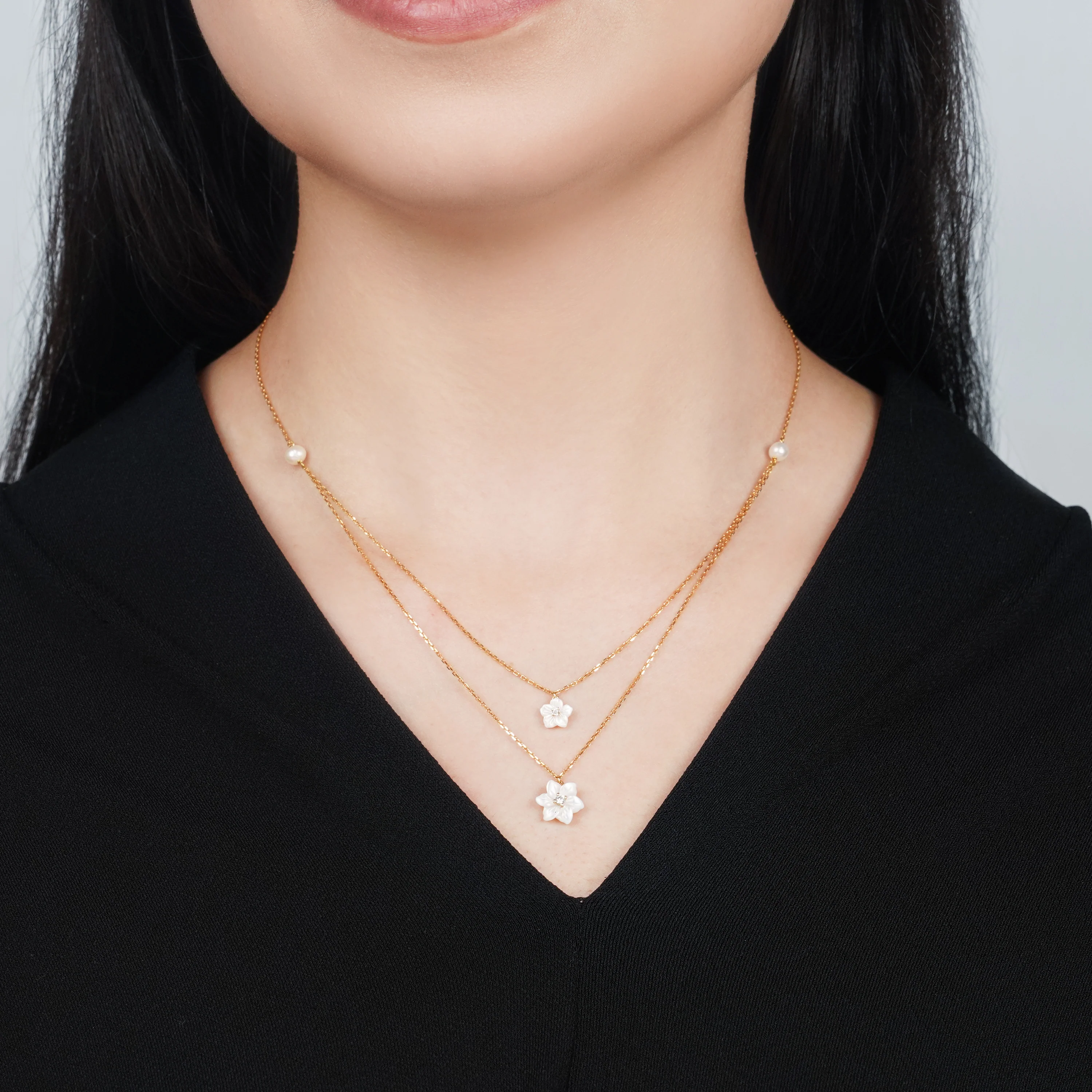 18K YELLOW GOLD 2-LAYER NECKLACE DECORATED WITH WHITE  MOTHER OF PEARL FLOWERS AND ZIRCON STONES IN THE CENTER - FROM WOROOD COLLECTION - Image 3