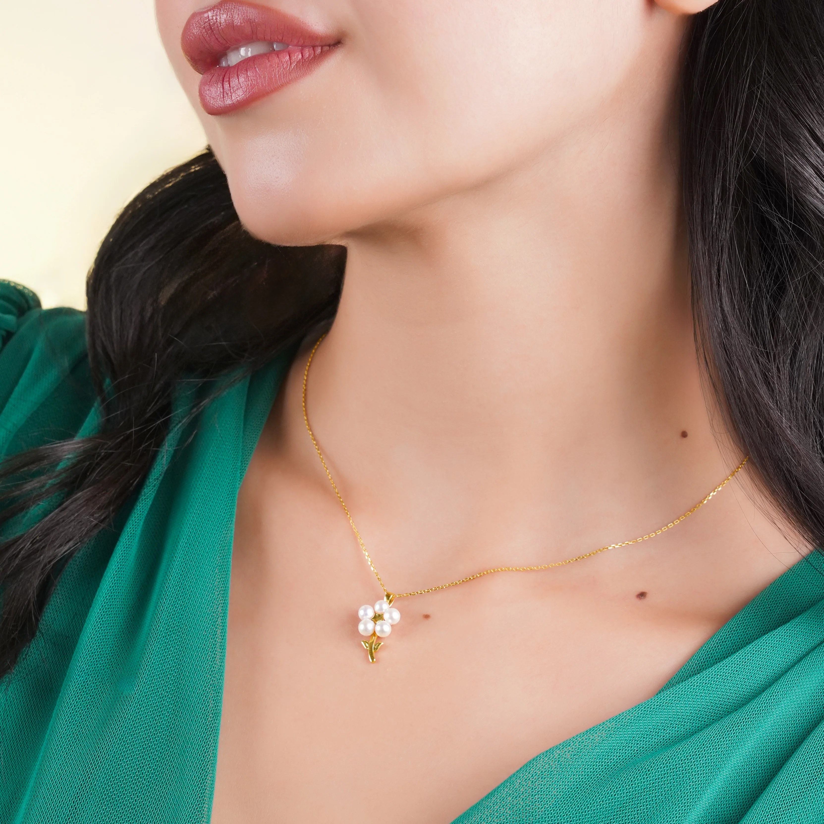 18k yellow gold chain decorated by a pearls flower shape pendent - Image 2
