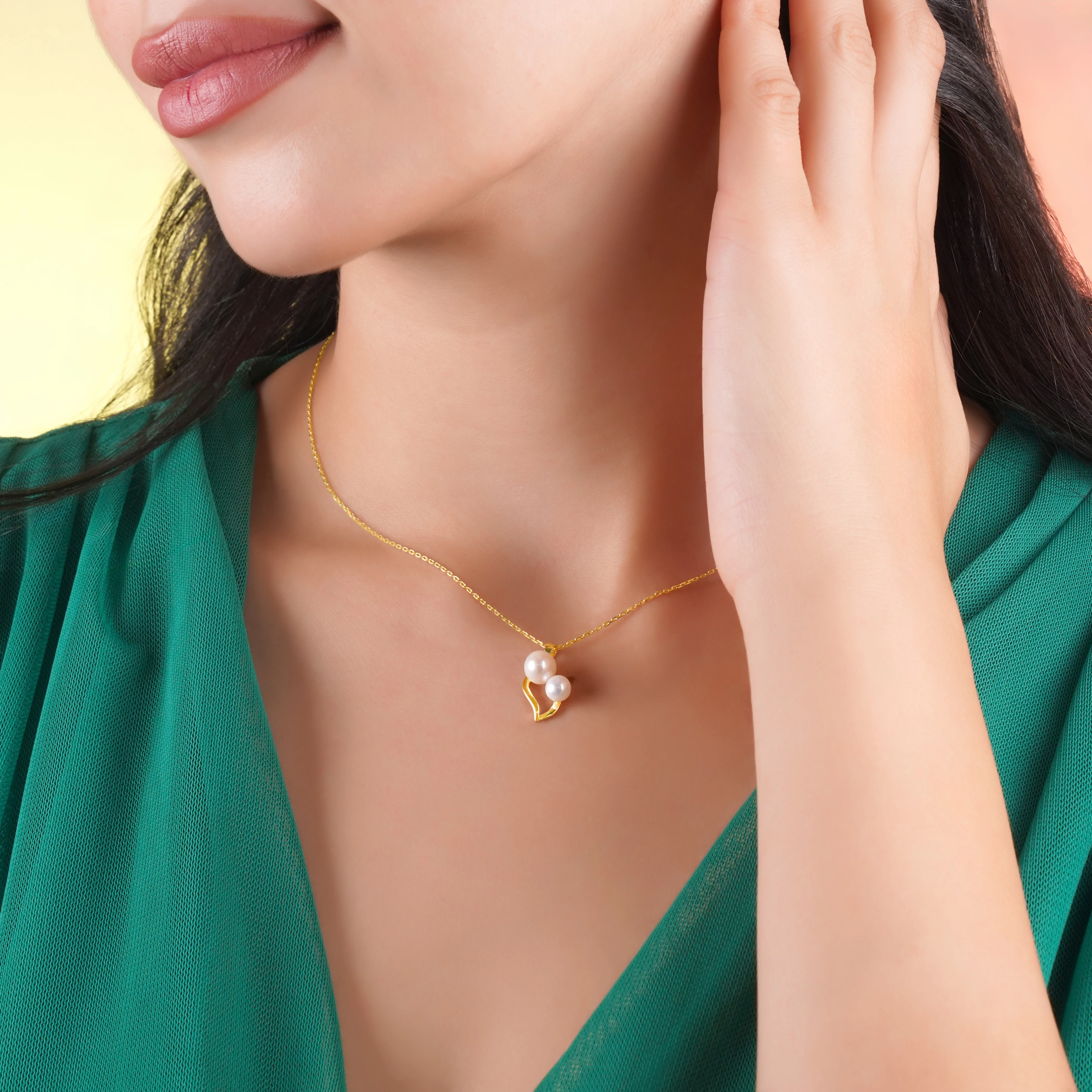 18k yellow gold chain with tree leaf shape pendant decorated with pearls - Image 2