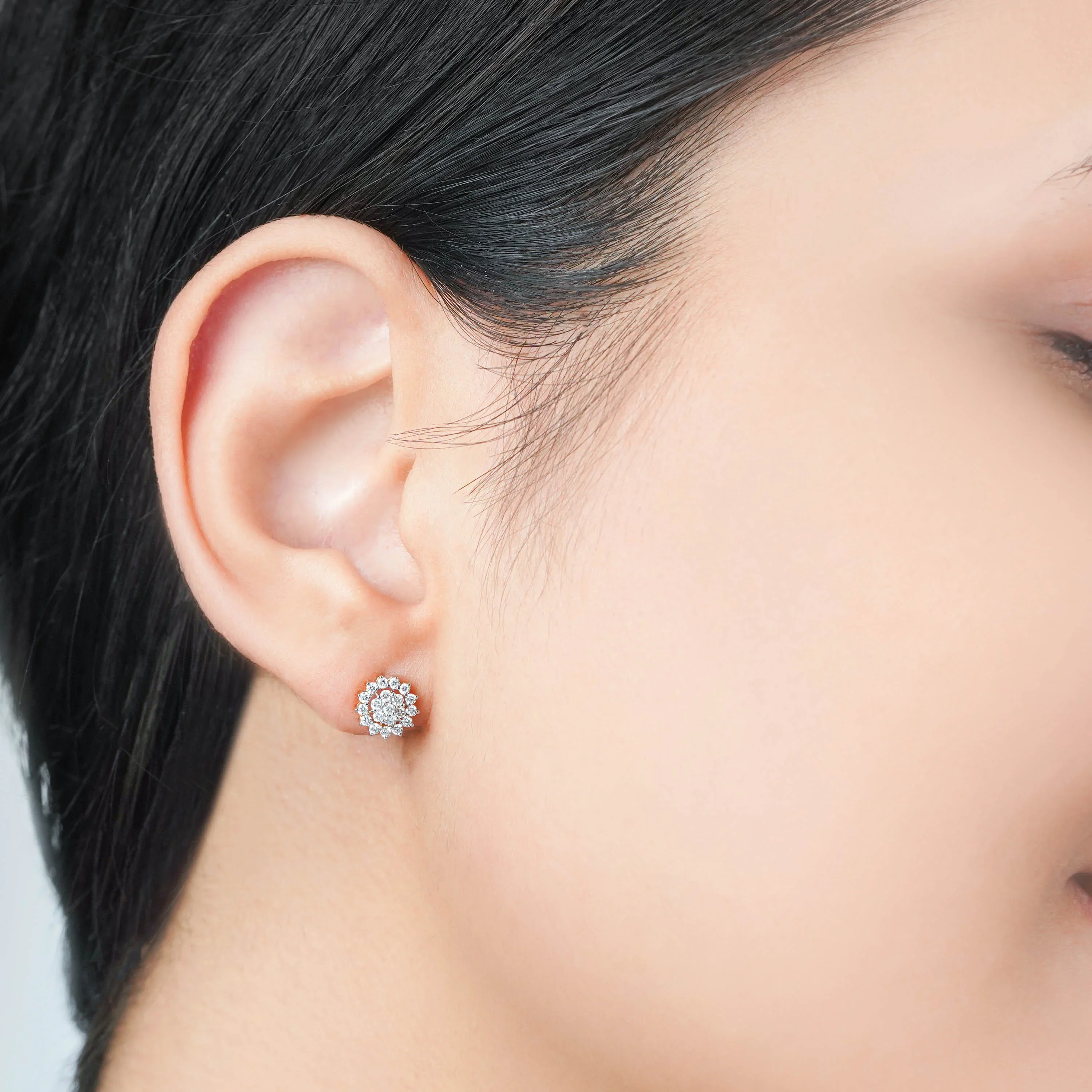 18K Yellow Gold Earrings Adorned with Natural Diamonds from the Scala Collection - Image 2
