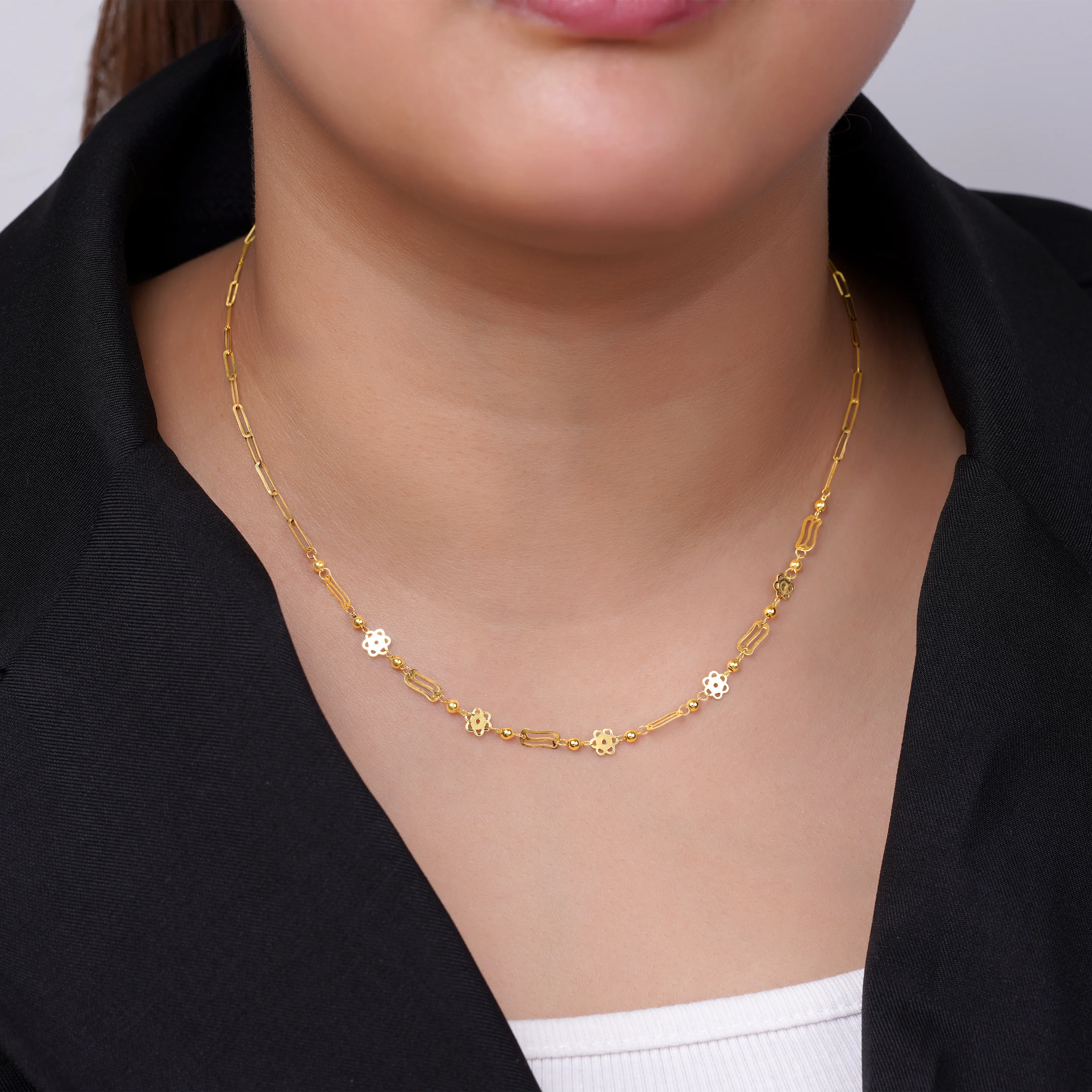 18k yellow gold lightweight Paper Clip necklace with flowers - Image 2