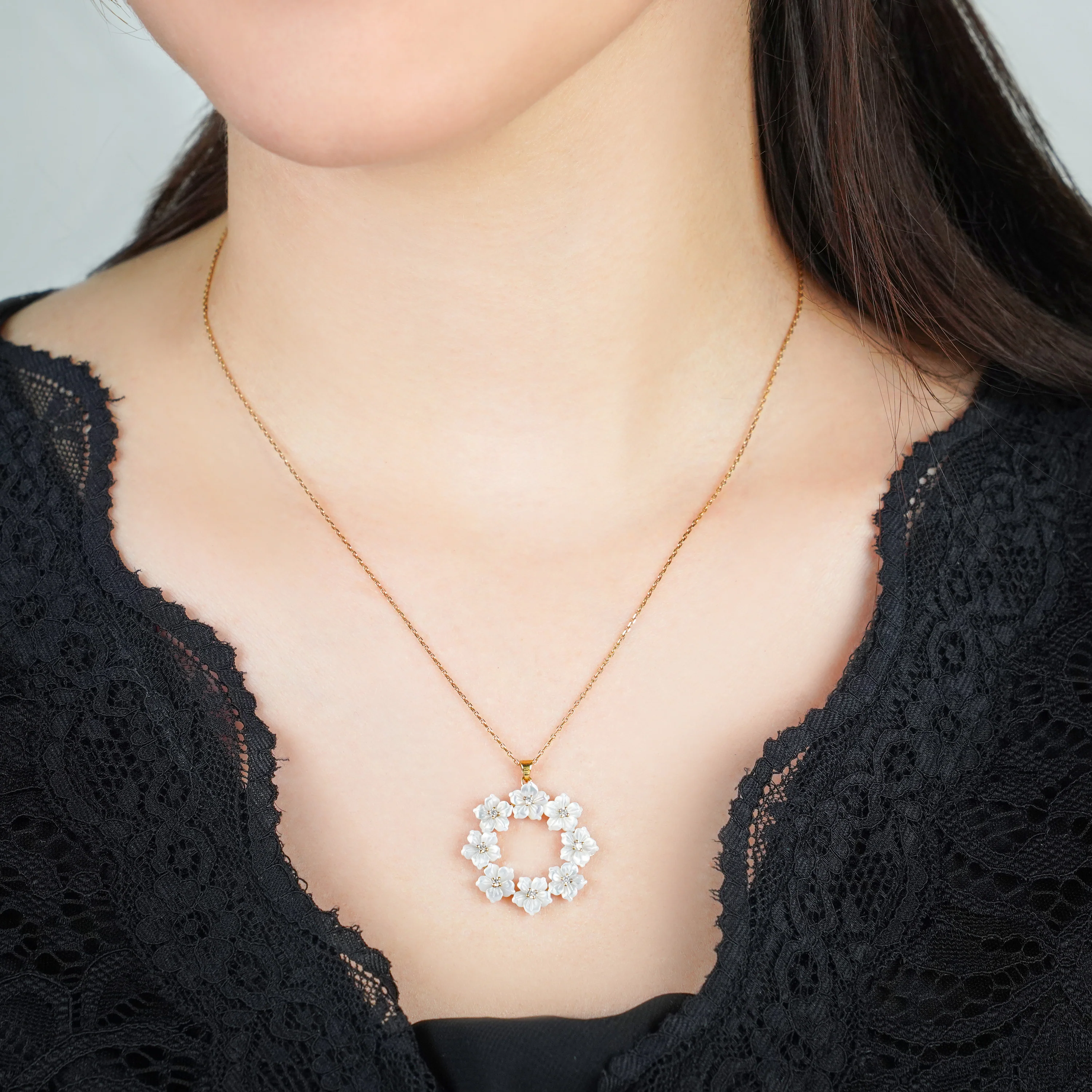 18K YELLOW GOLD NECKLACE WITH (MOP) FLOWER SHAPES AND ZIRCON STONES - Image 2