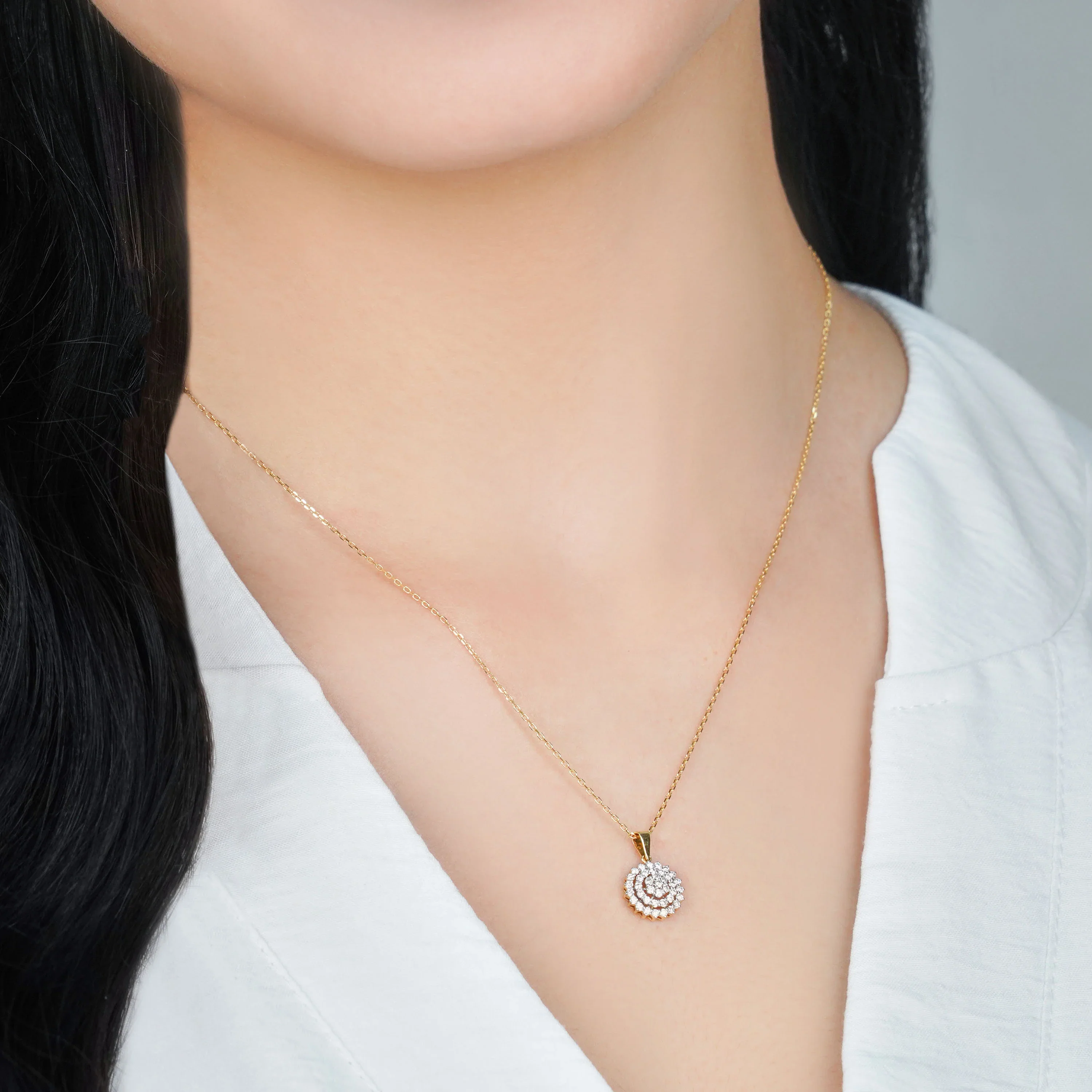18K Yellow Gold Necklace Adorned with Natural Diamonds from the Scala Collection - Image 2