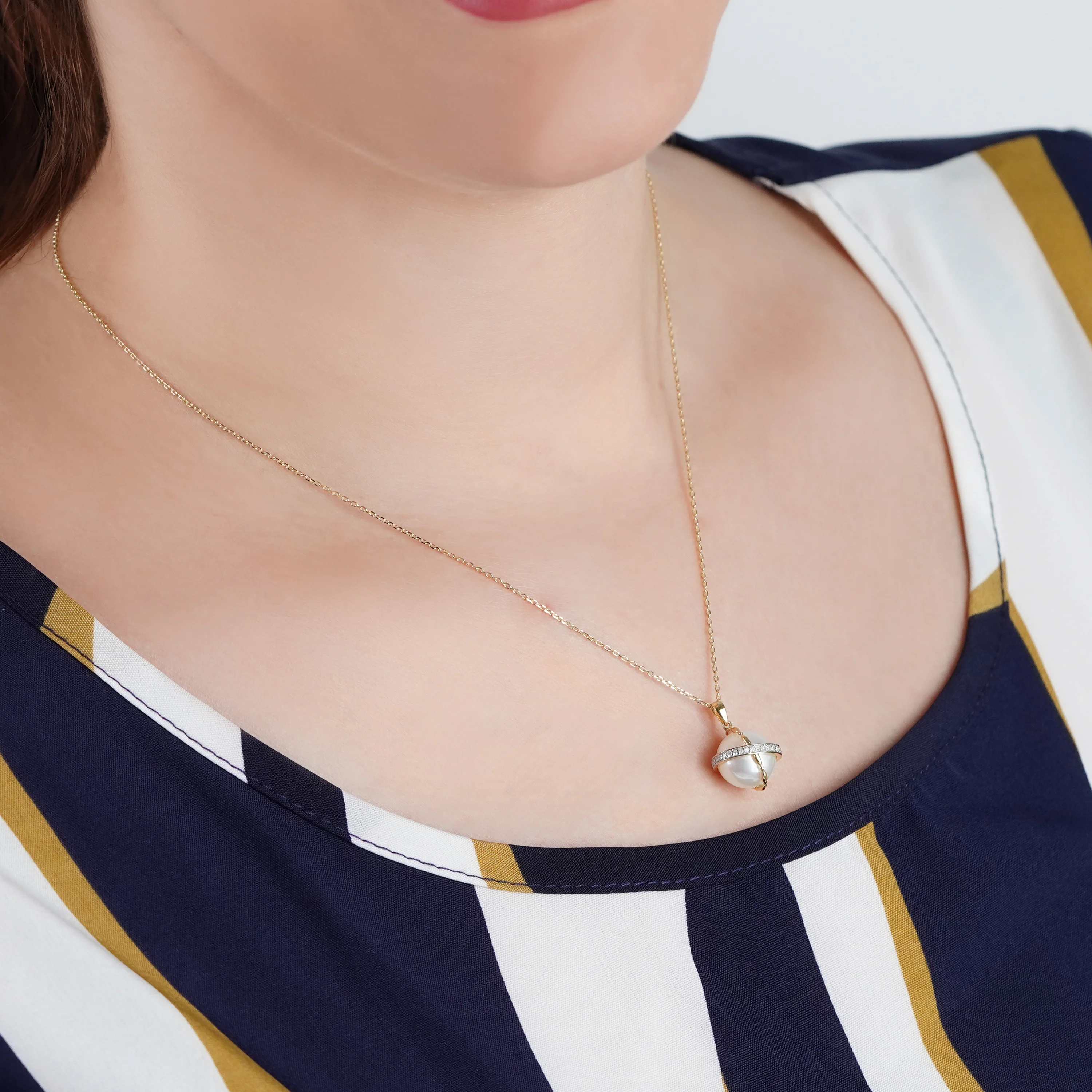 18K Yellow Gold Necklace with Pearl and Natural Diamond - Image 3