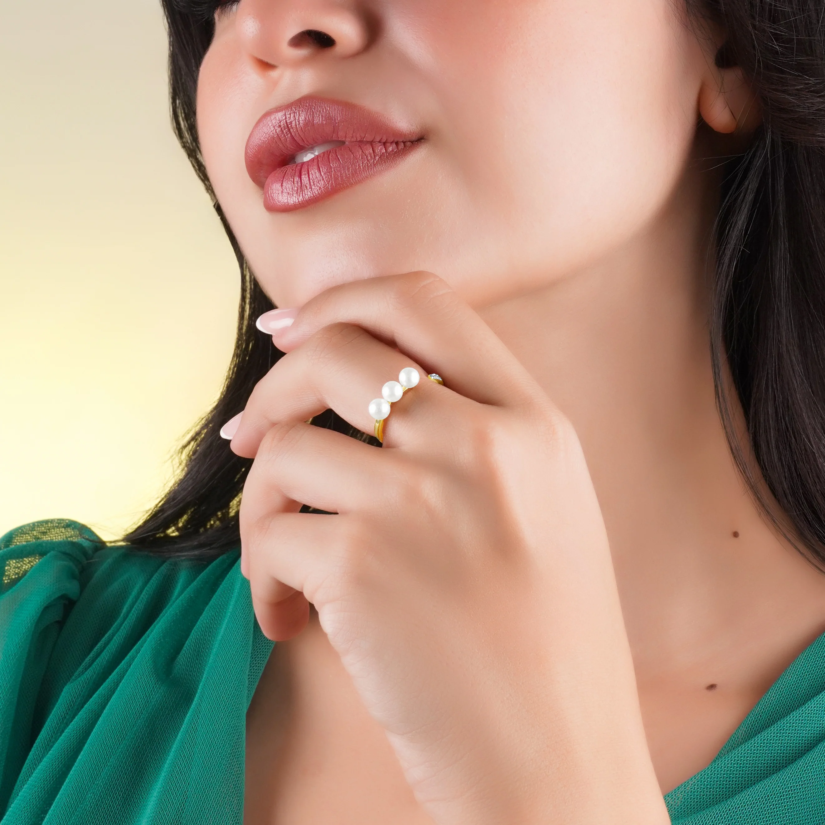 18k yellow gold open ring decorated with pearl and zircon stones - Image 2