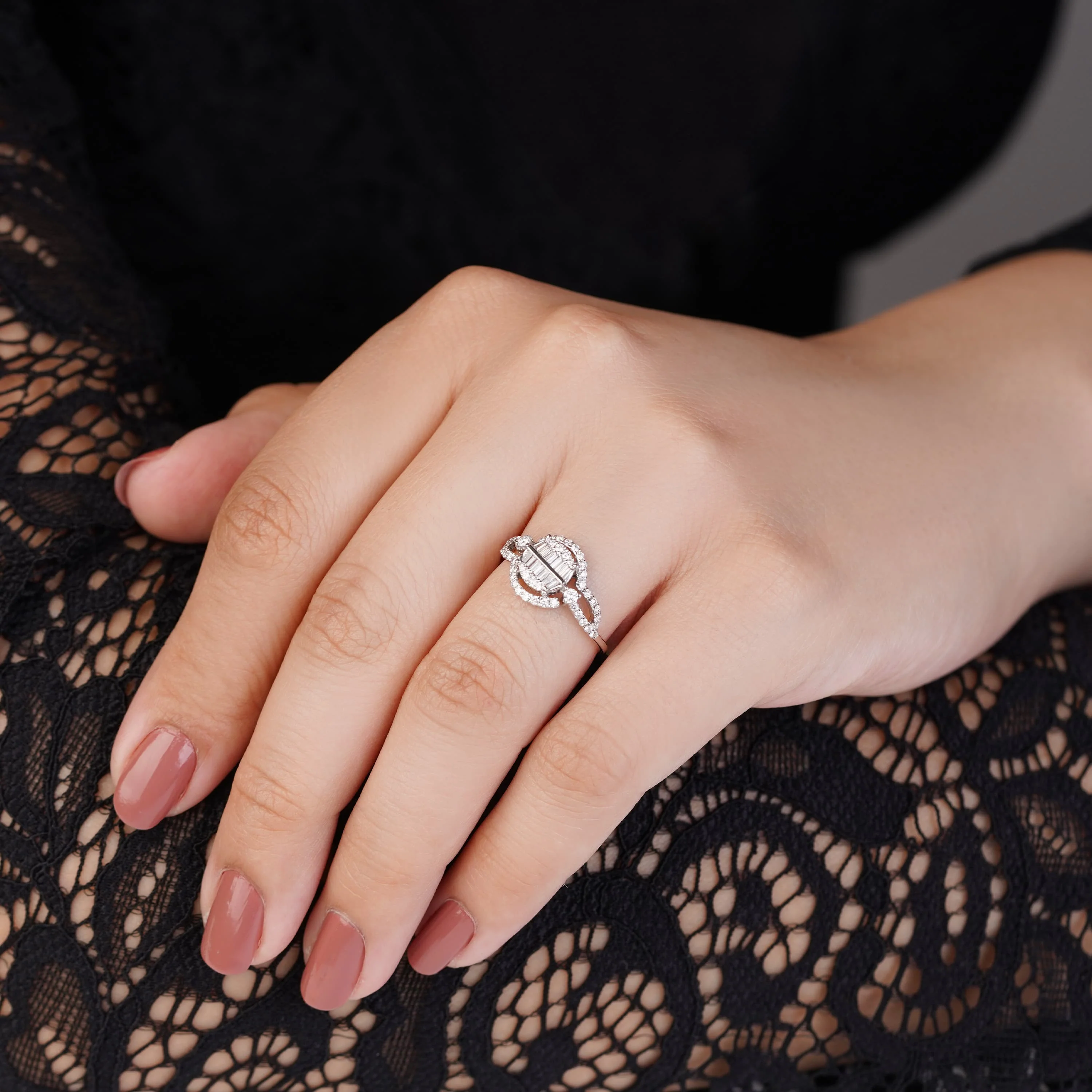 18K WHITE GOLD RING WITH NATURAL DIAMOND STONES - Image 3