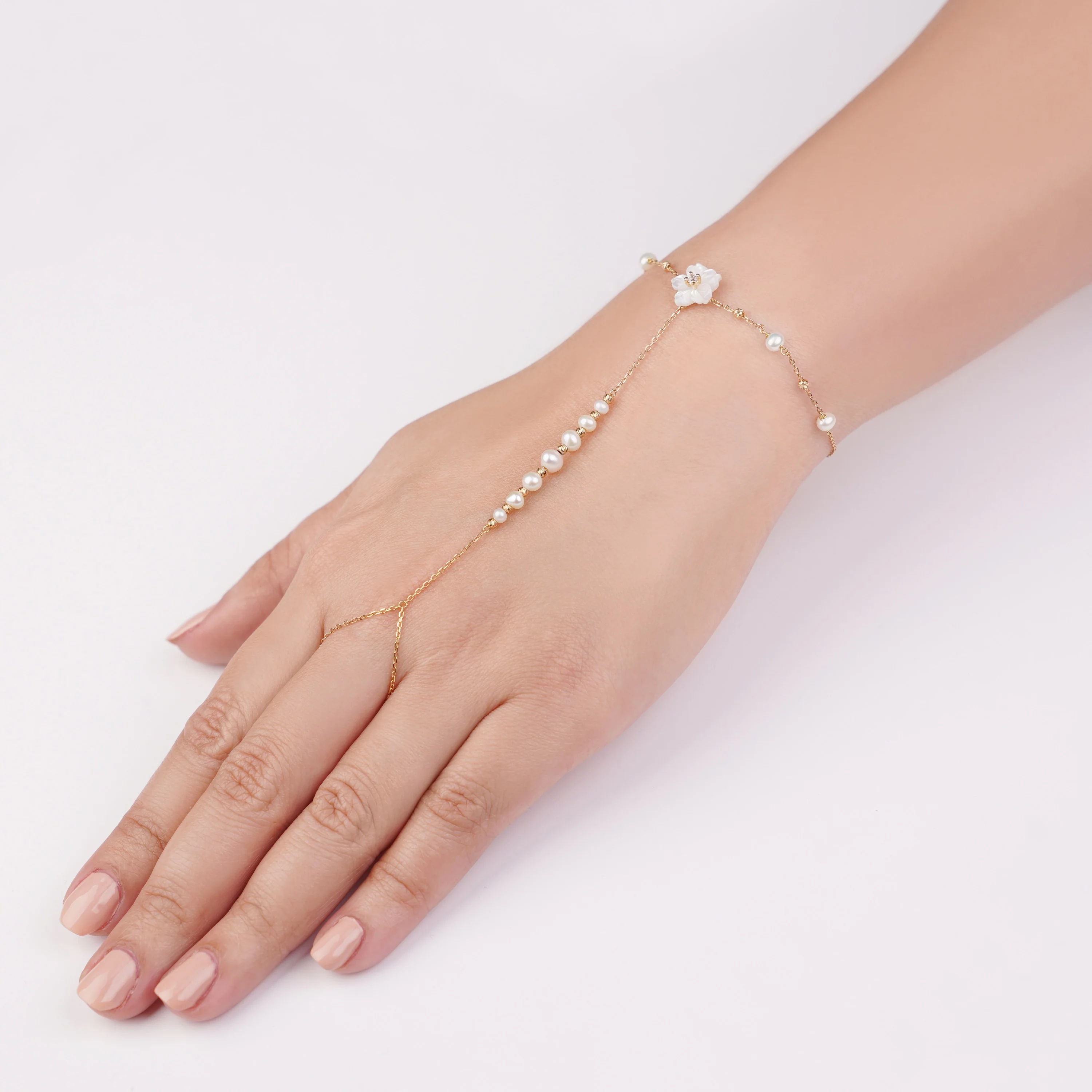 Elegant 18K Yellow Gold Panja Adorned with Pearls - Image 4